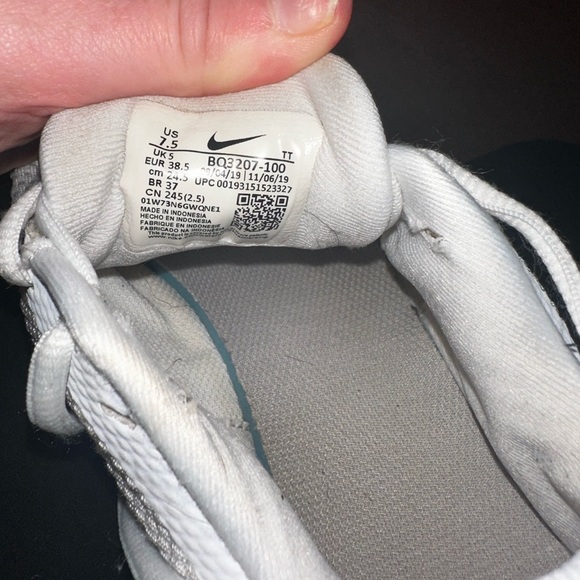 Women’s Nike, worn but not a lot. Did just wash them size 7.5 - Picture 3 of 4